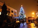 V jihlavské tvrti Horní Kosov se rozsvítil jeden z nejhezích vánoních strom...