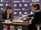 Magnus Carlsen a Sergej Karjakin v boji o titul achového mistra svta.