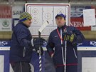 Trenéi Martin Hamrlík a Robert Svoboda na tréninku hokejist Zlína.