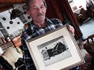 Jan pindler ukazuje dobovou fotografii, na které je horská bouda "Spindler", v...