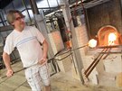 V�roba karaf pro americk� aerolinky Delta Air Lines ve skl�rn�ch v Kv�tn�.