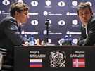 Magnus Carlsen (vpravo) z Norska a Sergej Karjakin z Ruska v bitv o achov...