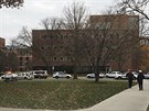 V areálu státní univerzity v Columbusu v americkém Ohiu se pohybuje stelec,...