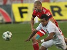 Ostravský fotbalista Carlos Azevedo (v bílém) padá v souboji s olomouckým...