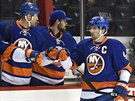 John Tavares se se spoluhrái z NY Islanders raduje ze svého gólu.