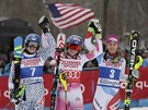Mikaela Shiffrinová (uprosted) slaví triumf ve slalomu v Killingtonu, vlevo je...
