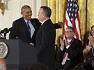 Herec Tom Hanks přebírá Medaili svobody od končícího amerického prezidenta...