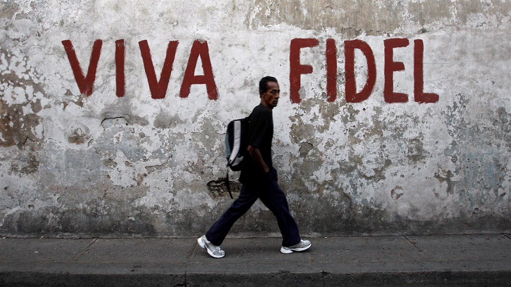 Napis �Viva Fidel� v ulicích Santiaga de Cuba. Fotografie z roku 2008
