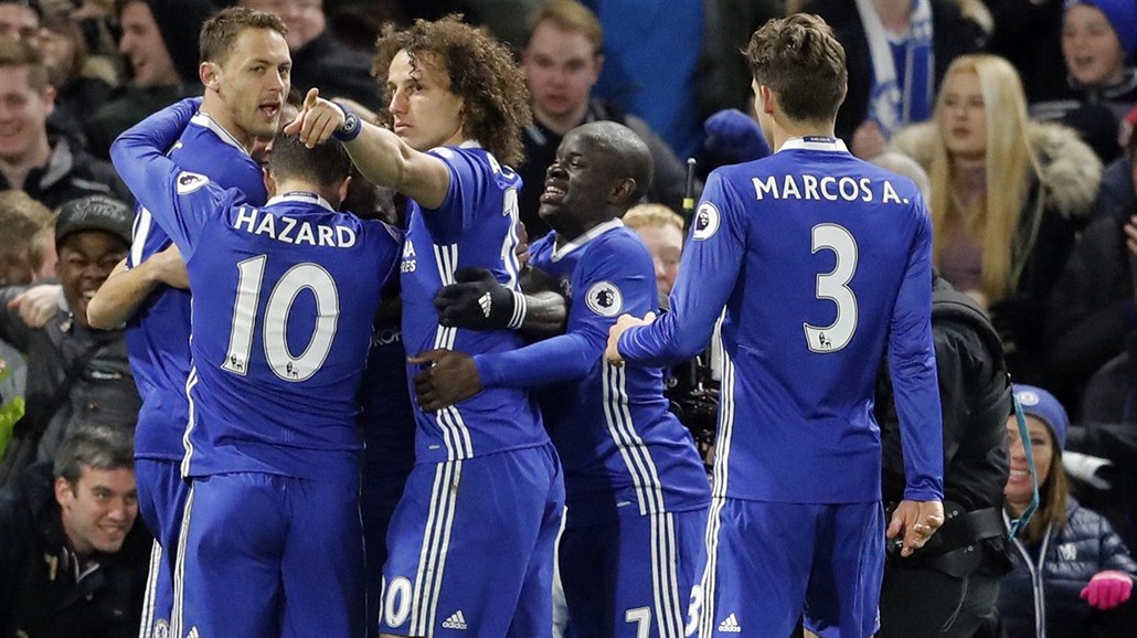 GÓLOVÁ RADOST. Fotbalisté Chelsea b�hem zápasu proti Tottenhamu.