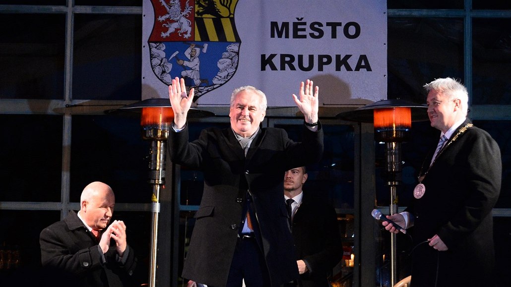Prezidentu Miloši Zemanovi na pět set místních opakovaně tleskalo.