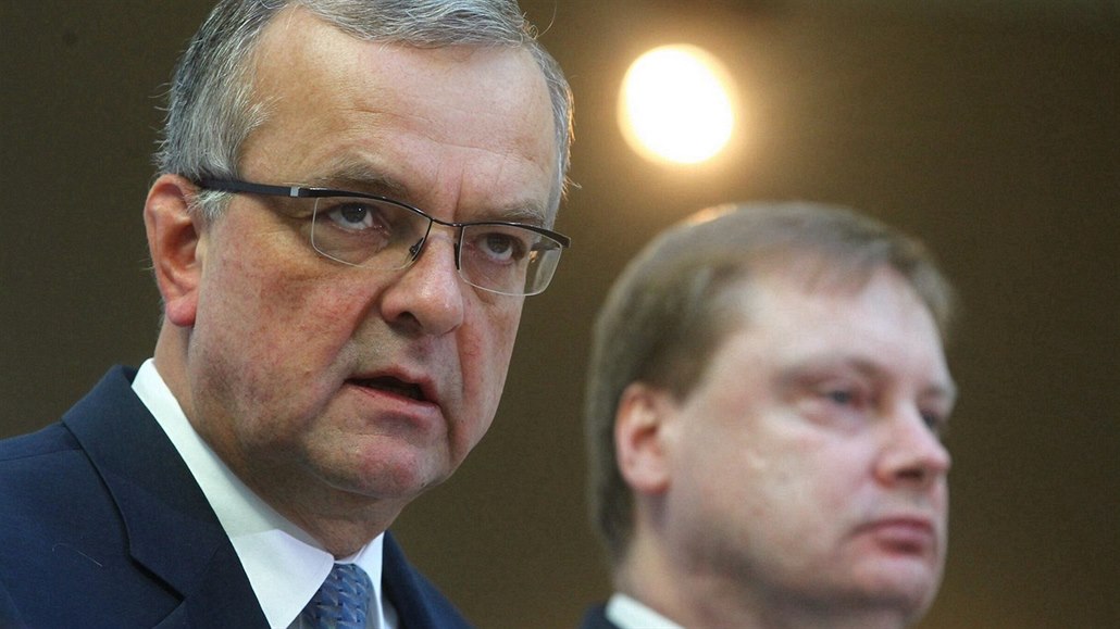 P�edseda TOP 09 Miroslav Kalousek a poslanec Martin Plí�ek na brífinku strany...
