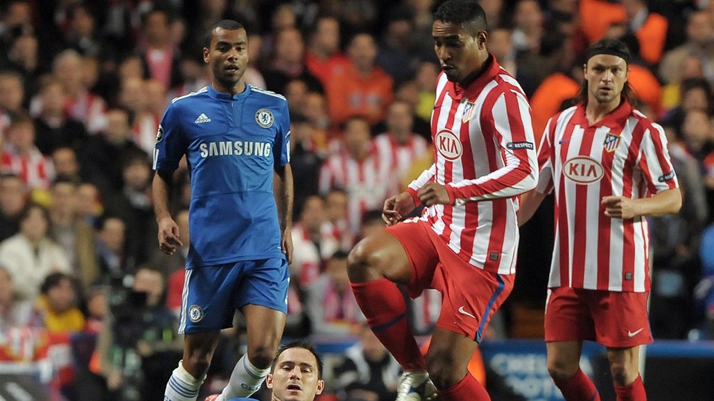 Cléber Santana z Atlétika Madrid v souboji s Frankem Lampardem z Chelsea v...