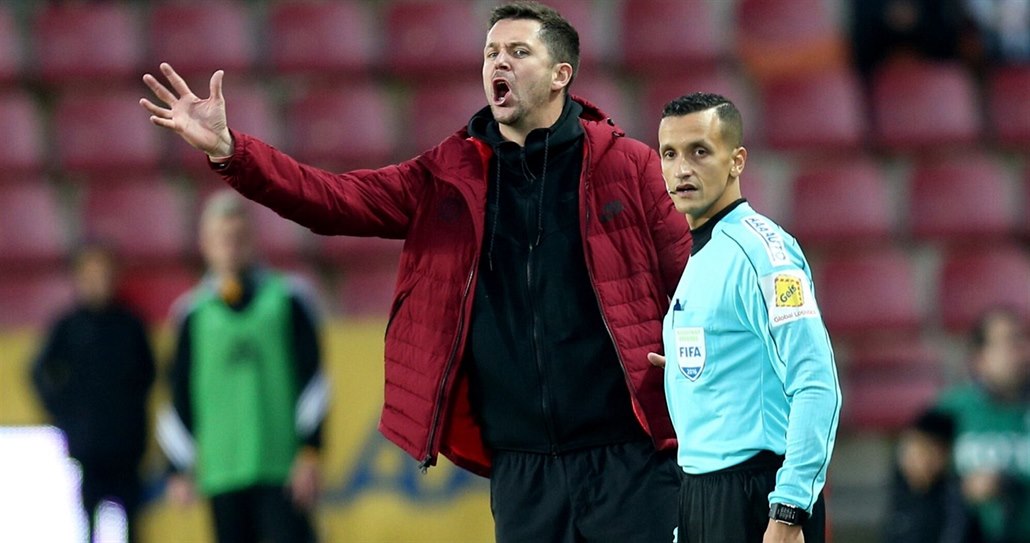 Spar�anský trenér David Holoubek divoce gestikuluje v utkání proti Karviné.