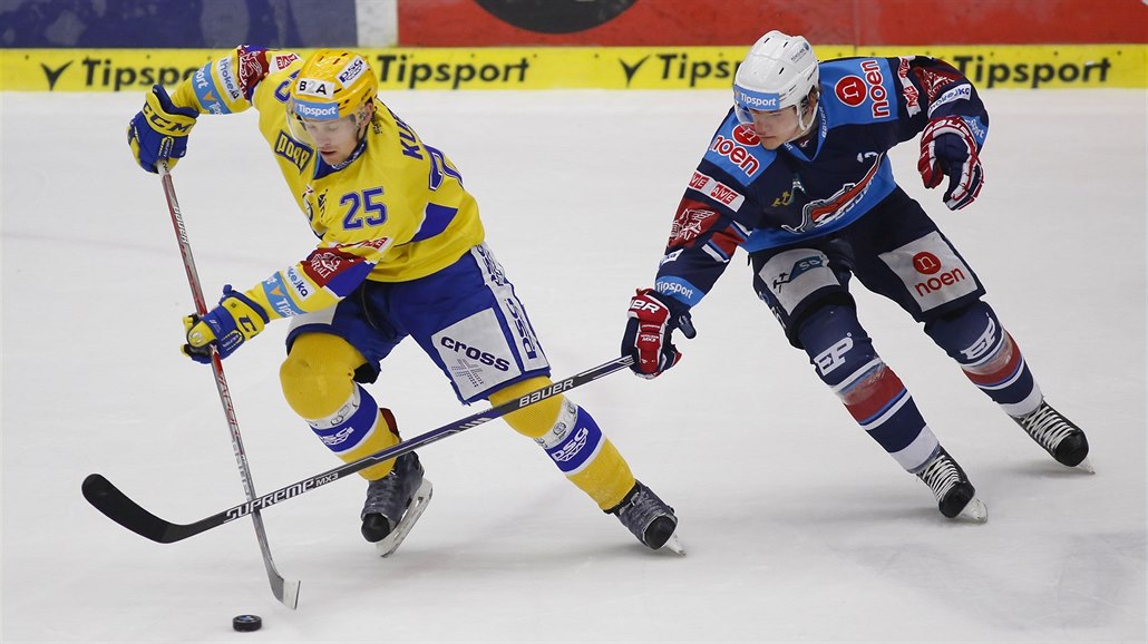 Zlínský hokejista Pavel Kubi� (vlevo) b�hem utkání s Chomutovem