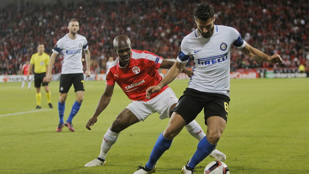Antonio Candreva z Interu Milán (vpravo) a Anthony Nwakaeme z Hapoelu Beer �eva...