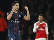 RADOST STELCE. Edinson Cavani poslal Pa v prvnm poloase utkn proti...