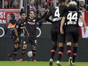 Fotbalist Leverkusenu oslavuj vstelen gl na hiti mistrovskho Bayernu...
