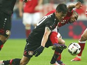 TVRD STET. Hakan Calhanoglu z Leverkusenu a Douglas Costa z Bayernu se perou...