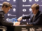 Magnus Carlsen a Sergej Karjakin v souboji o titul achovho mistra svta.