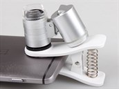 Mikroskop lze snadno pipnout na kamerku mobilnho telefonu.