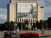 Velký plakát s fotkou Fidela Castra zakryl budovu kubánské Národní knihovny na...