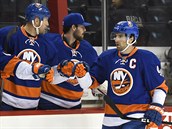 John Tavares se se spoluhri z NY Islanders raduje ze svho glu.