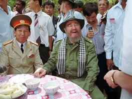 Revolucionář a dlouholetý prezident Kuby Fidel Castro v čepici a šále typické...