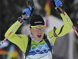 DRUH MEDAILE! Biatlonistka Anastazia Kuzminov se raduje z druh medaile ve...