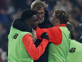 OSLAVA S NHRADNKY. Rozjaen Jrgen Klopp po glu Liverpoolu.