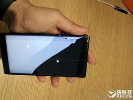 Xiaomi Mi MIX po pdu na zem bez ochrany