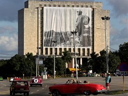 Velk plakt s fotkou Fidela Castra zakryl budovu kubnsk Nrodn knihovny na...