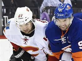 Michael Frolk (vlevo) z Calgary v souboji s Johnem Tavaresem z NY Islanders.