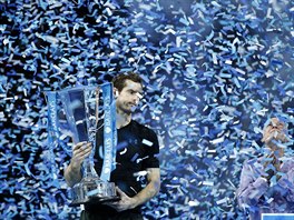 MODROBL KONFETY. Andy Murray s trofej pro vtze Turnaje mistr