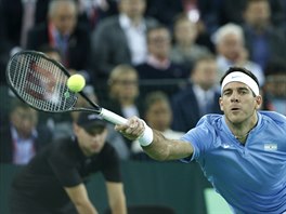 Argentinsk tenista Juan Martn del Potro returnuje ve finle Davis Cupu.