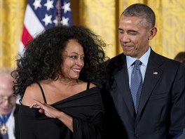 Diana Ross a Barack Obama pi udílení prezidentské medaile svobody (Washington,...