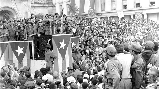 Revolucion Fidel Castro promlouv k davu ped prezidentskm palcem v Havan v roce 1959.