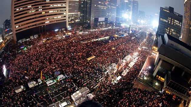 Statisce Jihokorejc se svkami protestuj v ulicch Soulu a poaduj demisi prezidentky Pak Kun-hje. (26.11.2016)