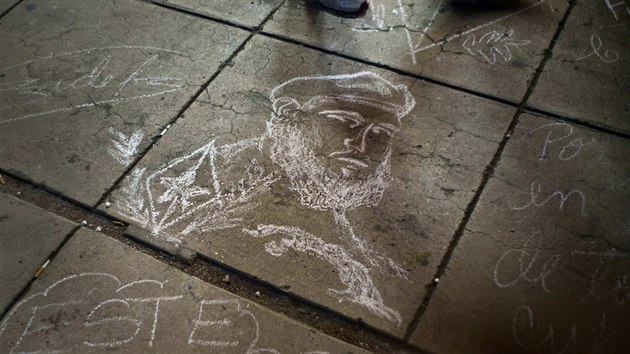 Kuba truchl za Fidela Castra. Jeho portrty se objevuj namalovan i na chodnku v Havan. (26.11.2016)
