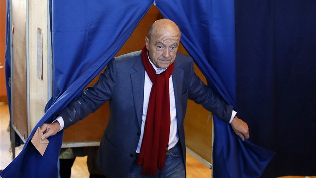 Francouzská pravice vybírá svého kandidáta do prezidentských voleb. Kandidát Alain Juppé u volební urny. (27.11. 2016)