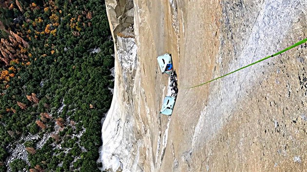 esk horolezec Adam Ondra jako druh na svt pelezl stnu Dawn Wall v Yosemitech, jednu z nejt잚ch vcedlkovch cest svta.