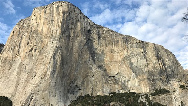 esk horolezec Adam Ondra jako druh na svt pelezl stnu Dawn Wall v Yosemitech, jednu z nejt잚ch vcedlkovch cest svta.