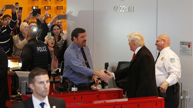 Donald Trump pichz do budovy New York Times (22. listopadu 2016)