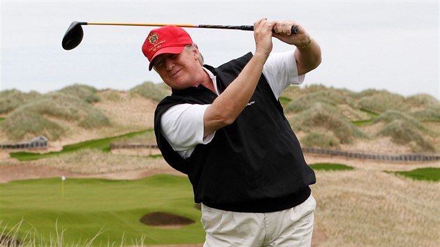 Donald Trump ve svm golfovm klubu u skotskho Aberdeenu (20. ervna 2011)