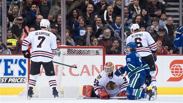 Loui Eriksson z Vancouveru prv vstelil branku do st Chicaga. Pihlej glman Scott Darling, Brent Seabrook  a Michal Kempn.