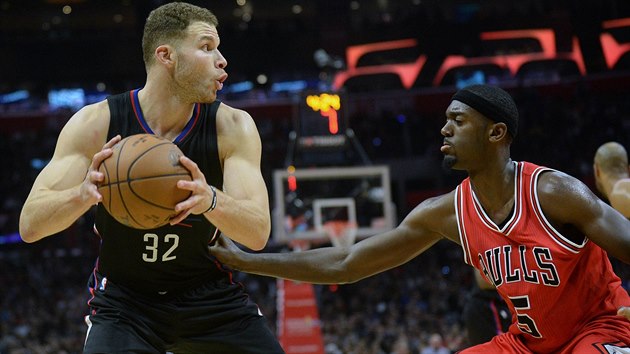 Blake Griffin (s mem) z LA Clippers a Bobby Portis z Chicaga.