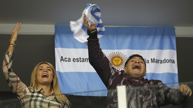 Na finle tenisovho Davis Cupu juchal i slavn Diego Maradona s partnerkou. A oba si mohli vychutnat prvn argentinsk triumf.