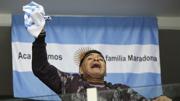 Diego Maradona urputn povzbuzuje argentinsk tenisty ve finle Davis Cupu.