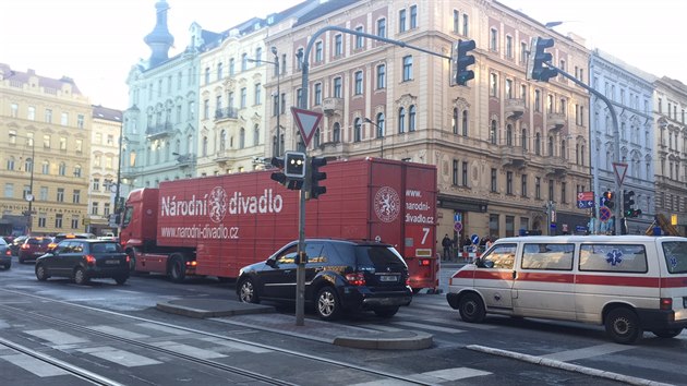 V centru Prahy praskl vodovod, havrie komplikuje dopravu (28.11.2016).