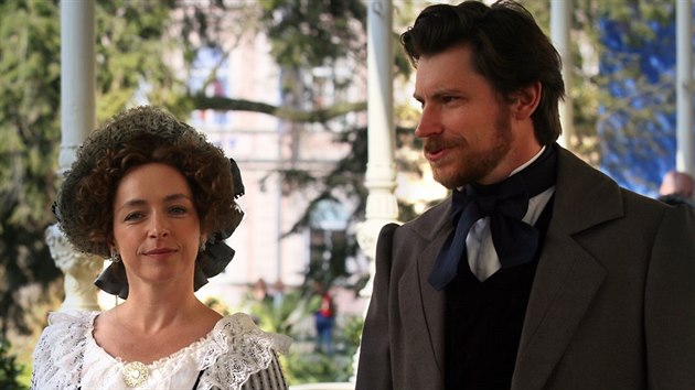 Tatiana Vilhelmov� a David �vehl�k p�i nat��en� seri�lu J�, Mattoni na karlovarsk� Sadov� kolon�d�.