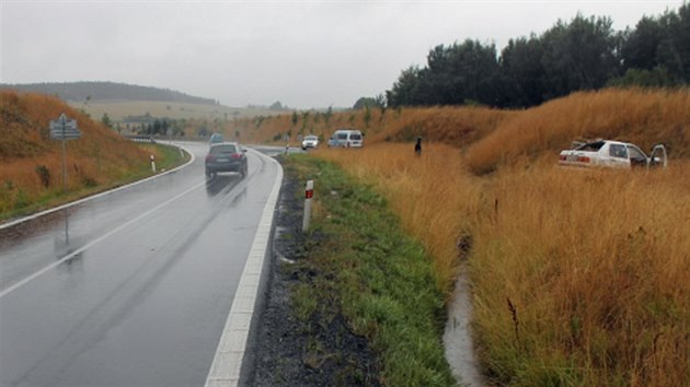 U Drmoulu na Chebsku je nejnebezpečnější silnice v Česku. Snímek zachycuje nehodu, při níž dostal řidič osobního automobilu smyk na mokré vozovce a vozidlo se několikrát převrátilo. Celá posádka utrpěla zranění. Pro řidiče musel přiletět vrtulník.